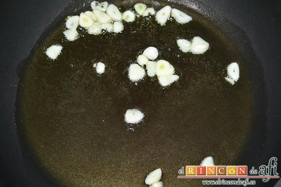 Pechugas de codornices marinadas con setas de cardo y mousse de pato, poner a dorar los ajos laminados en una sartén con aceite de oliva