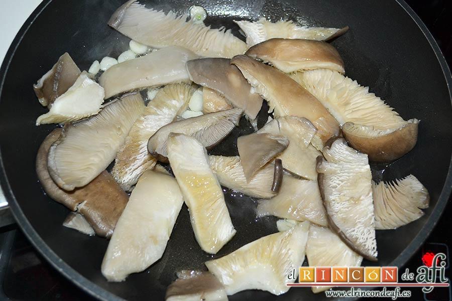 Pechugas de codornices marinadas con setas de cardo y mousse de pato, cuando empiecen a dorar añadimos las setas de cardo