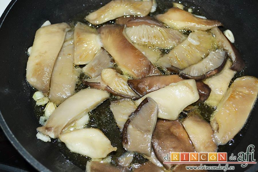 Pechugas de codornices marinadas con setas de cardo y mousse de pato, rehogarlas