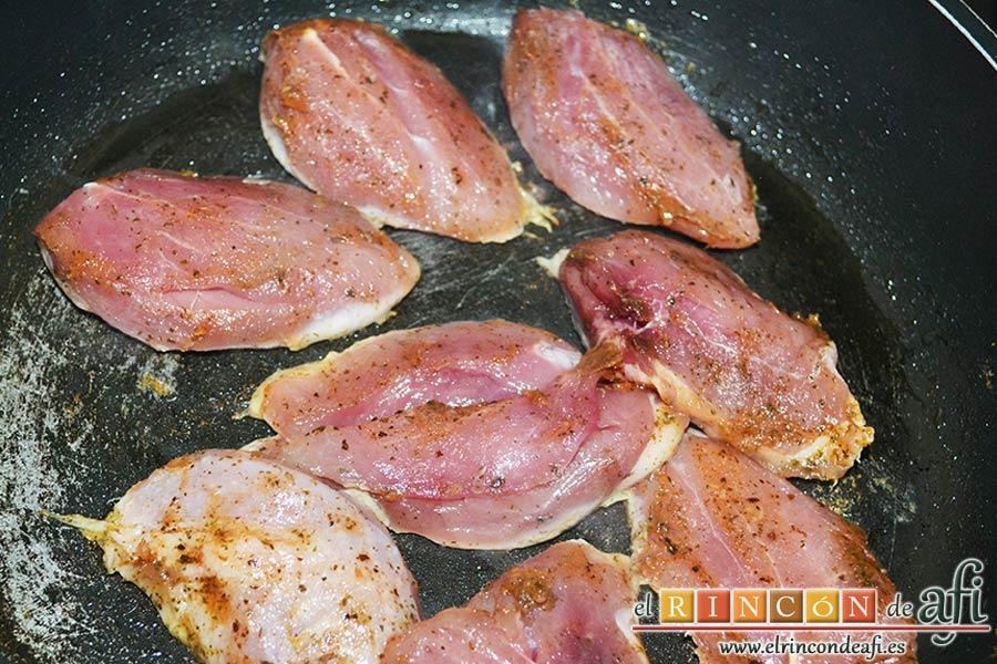Pechugas de codornices marinadas con setas de cardo y mousse de pato, hacer las pechugas en otra sartén sin aceite