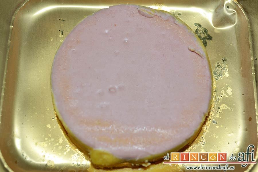 Pechugas de codornices marinadas con setas de cardo y mousse de pato, hacer la mousse de pato vuelta y vuelta en otra sartén