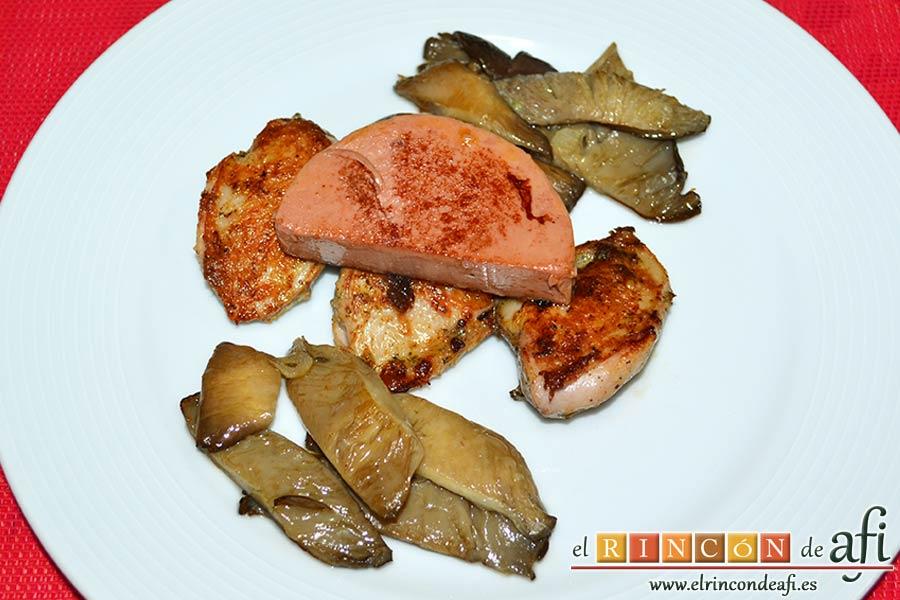 Pechugas de codornices marinadas con setas de cardo y mousse de pato, sugerencia de presentación