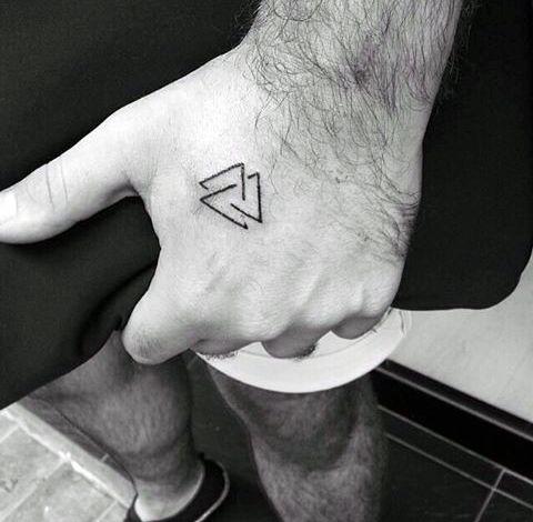 tatuaje con triangulos 7 - +40 Tatuajes de triángulos y su particular significado en cada diseño
