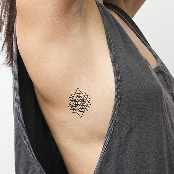 mujeres con tatuajes de triangulos 1 - +40 Tatuajes de triángulos y su particular significado en cada diseño