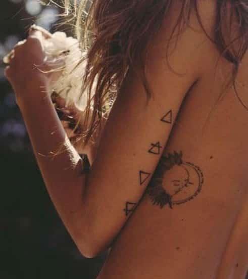 triangulos tatuados 1 - +40 Tatuajes de triángulos y su particular significado en cada diseño