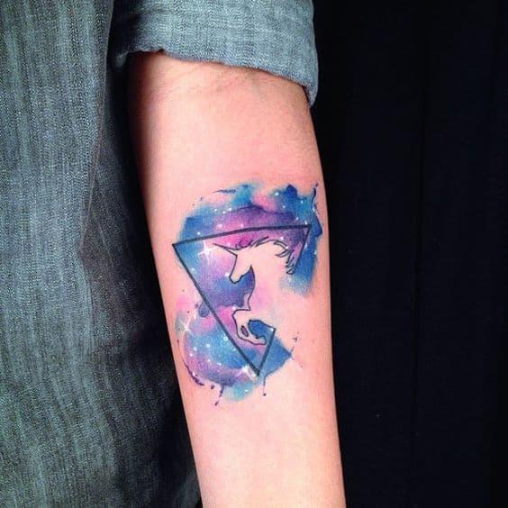 tatuajes de triangulos para mujeres 6 - +40 Tatuajes de triángulos y su particular significado en cada diseño