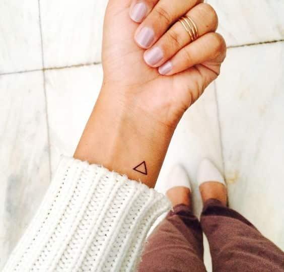 tatuajes de triangulos para mujeres 5 - +40 Tatuajes de triángulos y su particular significado en cada diseño