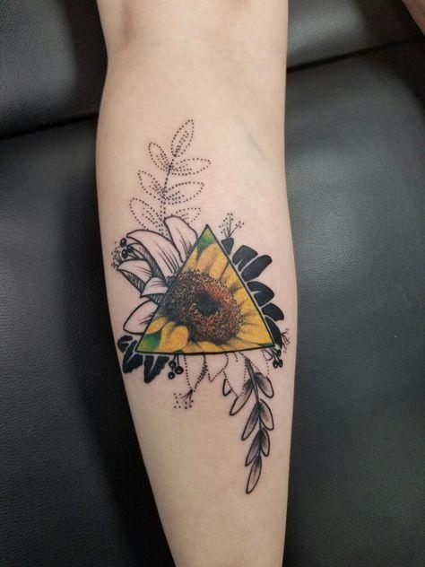 mujeres con tatuajes de triangulos 6 - +40 Tatuajes de triángulos y su particular significado en cada diseño