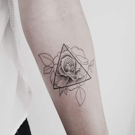 mujeres con tatuajes de triangulos 5 - +40 Tatuajes de triángulos y su particular significado en cada diseño