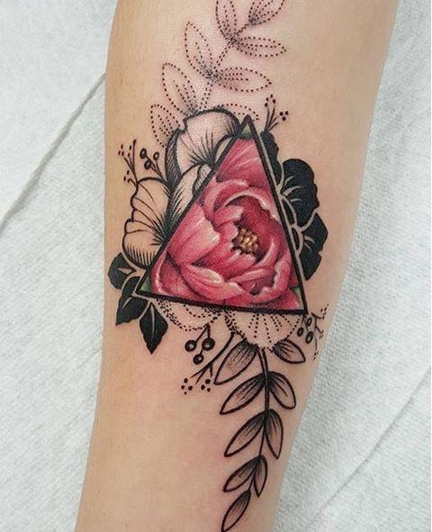 mujeres con tatuajes de triangulos 4 - +40 Tatuajes de triángulos y su particular significado en cada diseño