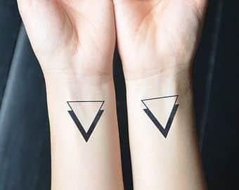 tatuajes con 2 triangulos 2 - +40 Tatuajes de triángulos y su particular significado en cada diseño