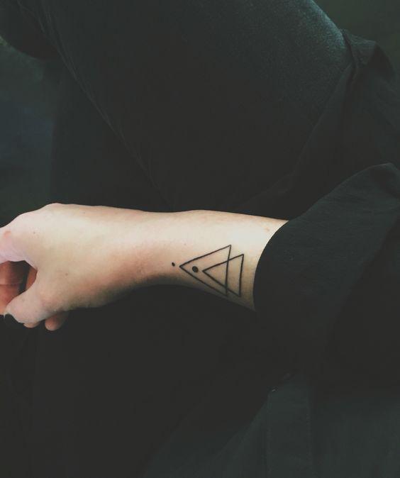 tatuajes con 2 triangulos 4 - +40 Tatuajes de triángulos y su particular significado en cada diseño