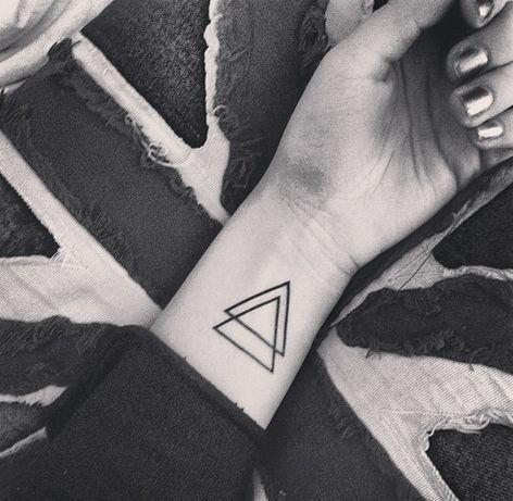tatuajes con 2 triangulos 6 - +40 Tatuajes de triángulos y su particular significado en cada diseño