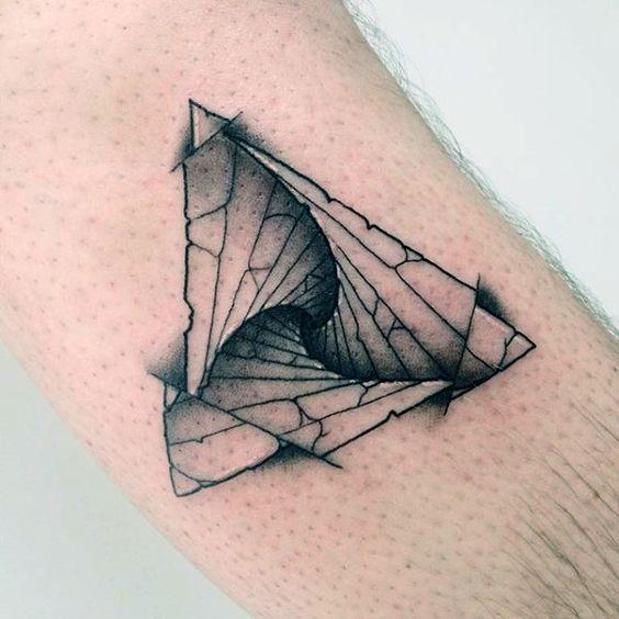 tatuaje con triangulos 3 - +40 Tatuajes de triángulos y su particular significado en cada diseño