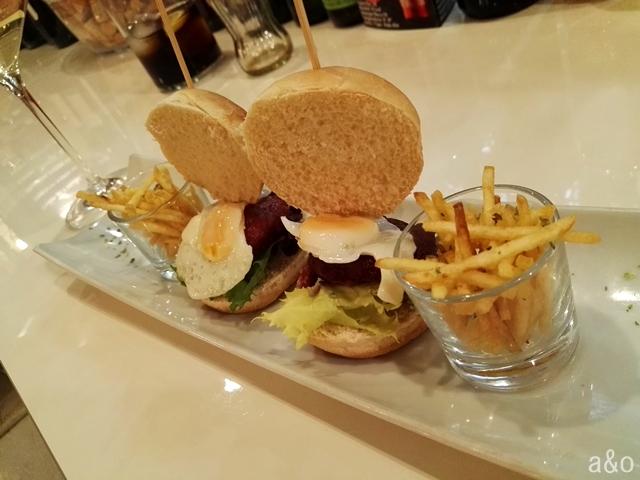 Tapas de minihamburguesas en la Tasca El Conde en Granada.