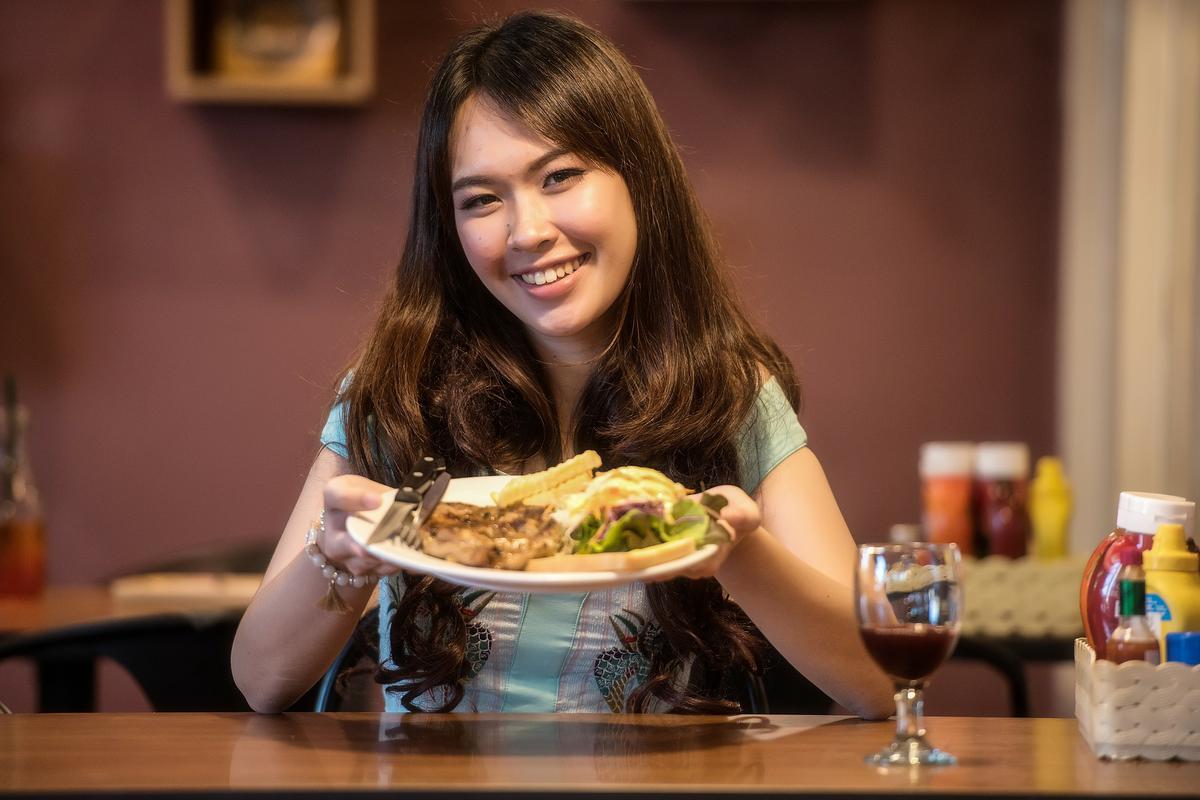 Mujer elige conscientemente sus alimentos