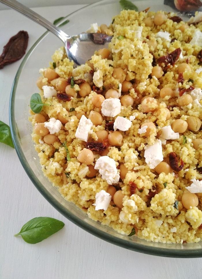 Ensalada de cuscús con tomates secos y garbanzos
