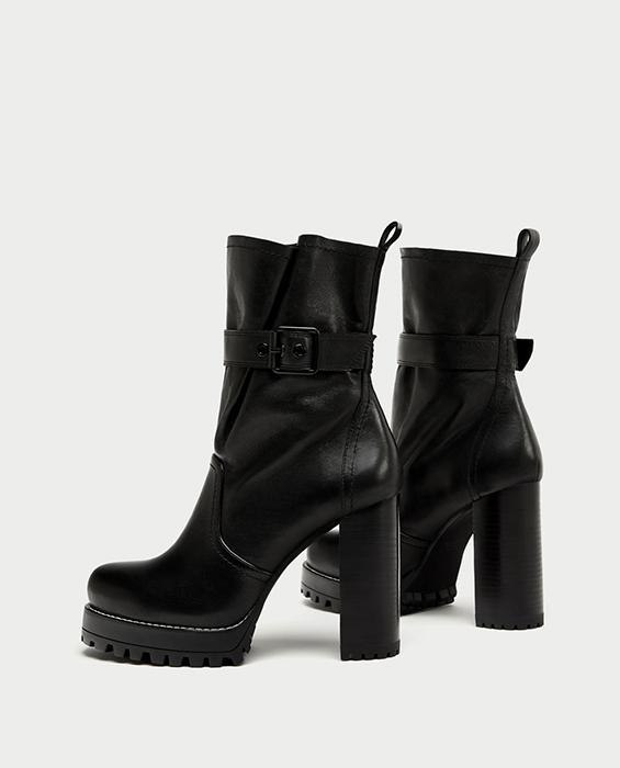 Bota alta con hebilla