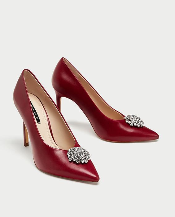 Salón rojo con broche brillante