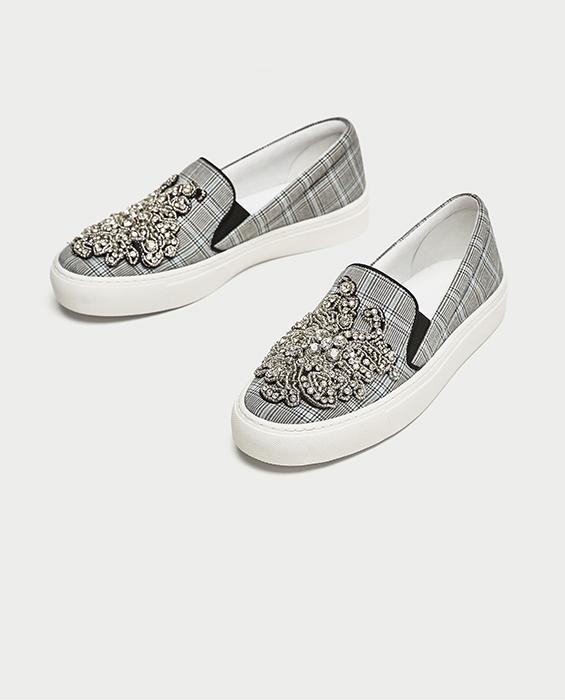 Zapatillas de cuadros y abalorios