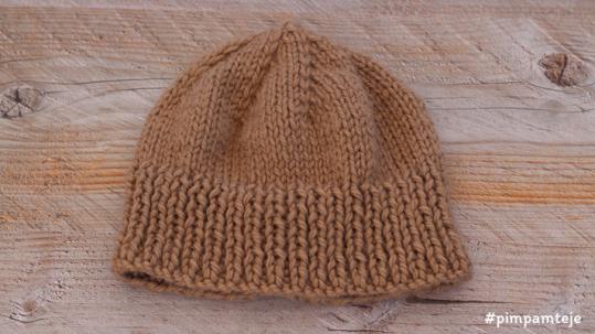 Gorro tejido a dos agujas