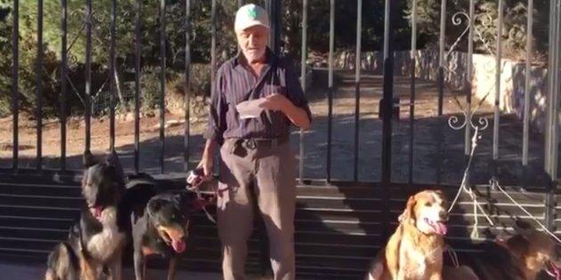 Santiago de 87 Años Busca Dueños para Sus Perros