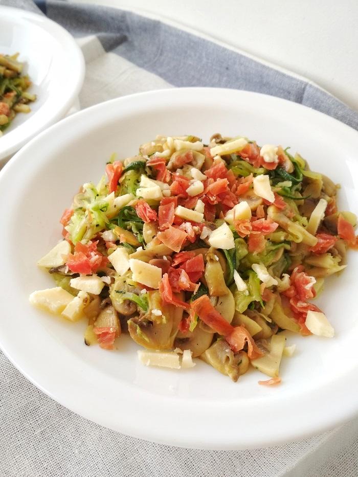 espaguetis de calabacín con champiñones | calabaguetis