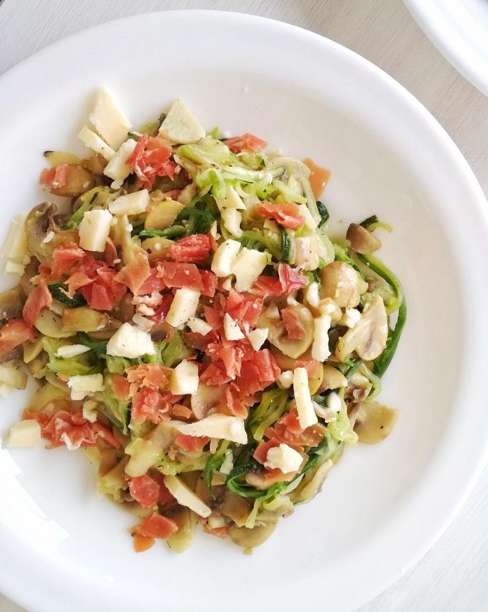 Espaguetis de calabacín con champiñones y jamón serrano