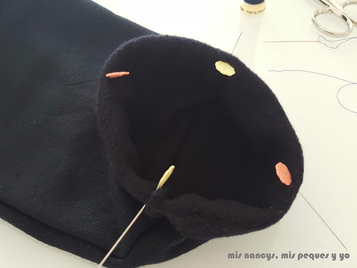 mis nancys, mis peques y yo, tutorial aplique en sudadera "en el espacio", sujetar con puntadas la doblez de la manga