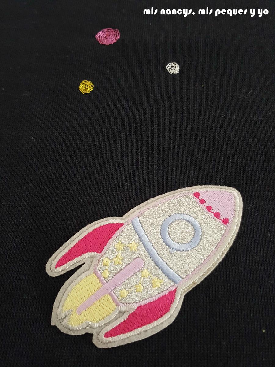 mis nancys, mis peques y yo, tutorial aplique en sudadera "en el espacio", detalle bordado nave espacial