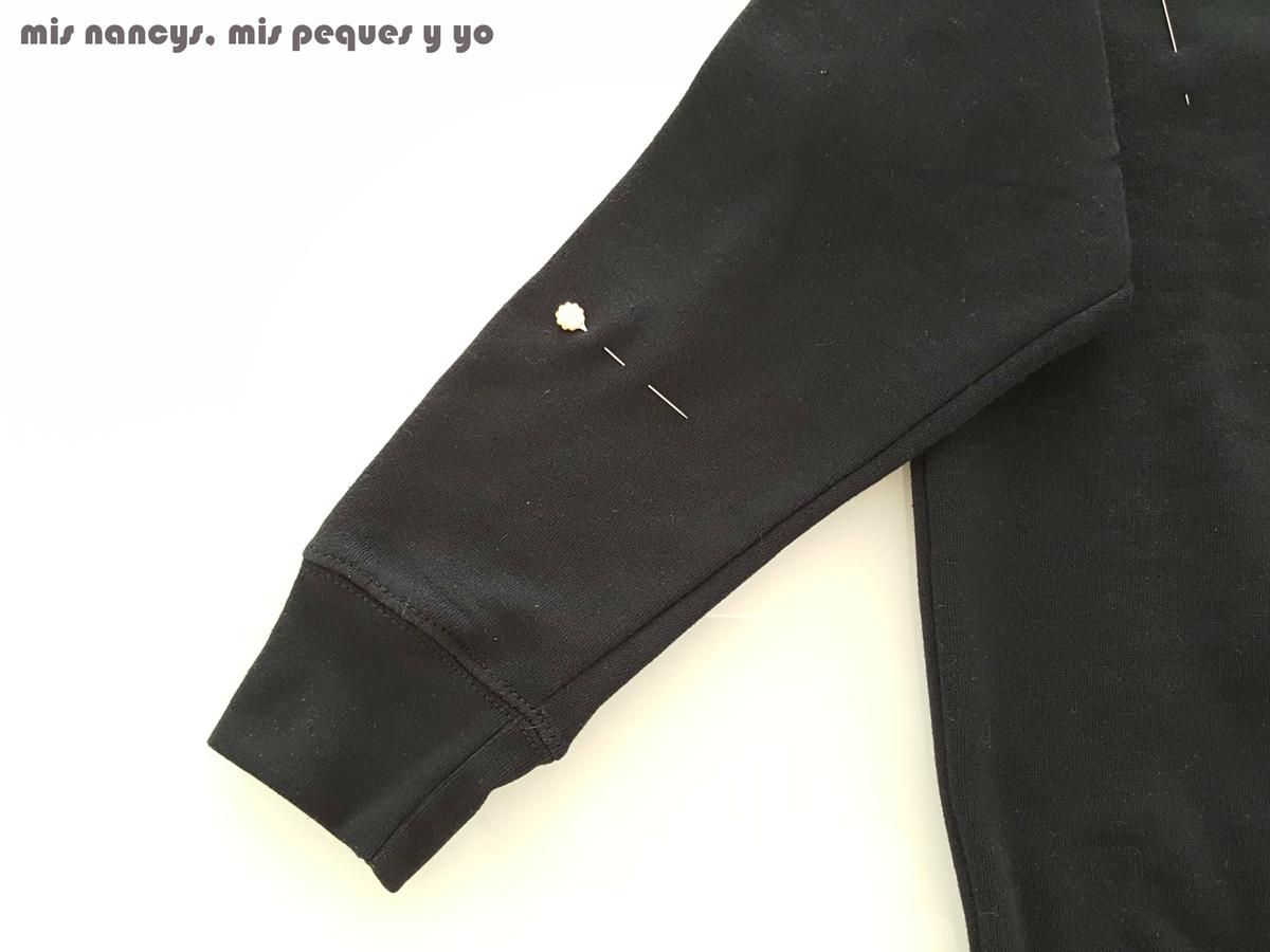 mis nancys, mis peques y yo, tutorial aplique en sudadera "en el espacio", colocar alfileres en la manga