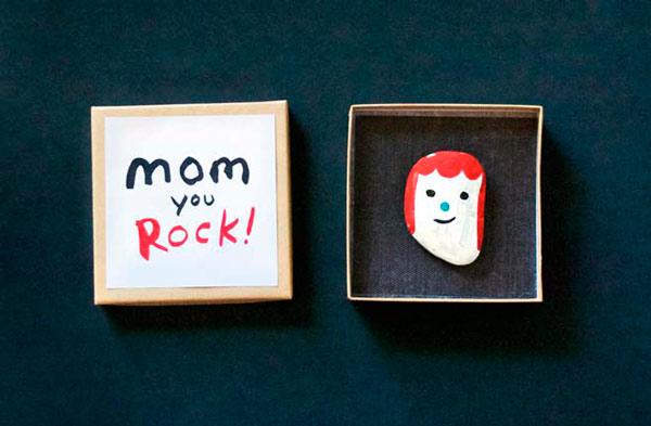 regalo personalizado diy pintando una piedra