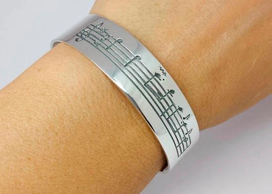 pulsera personalizada con la partitura de una canción que tú elijas, ideal para regalo de navidad