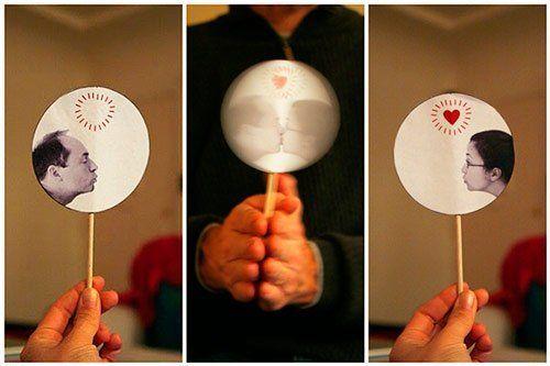 regalo personalizado para parejas: juguete ilusión óptima de beso diy