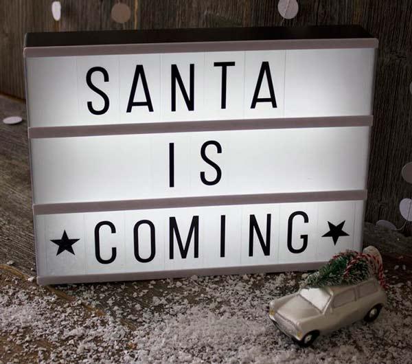 Caja de luz con el texto "Santa is coming" ideal para navidades