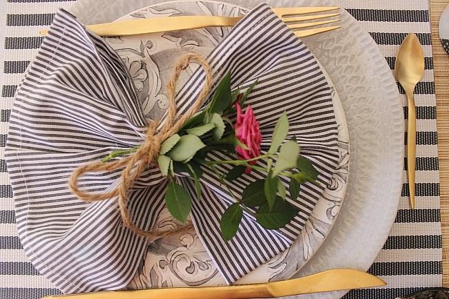 Una mesa para dos llena de rayas