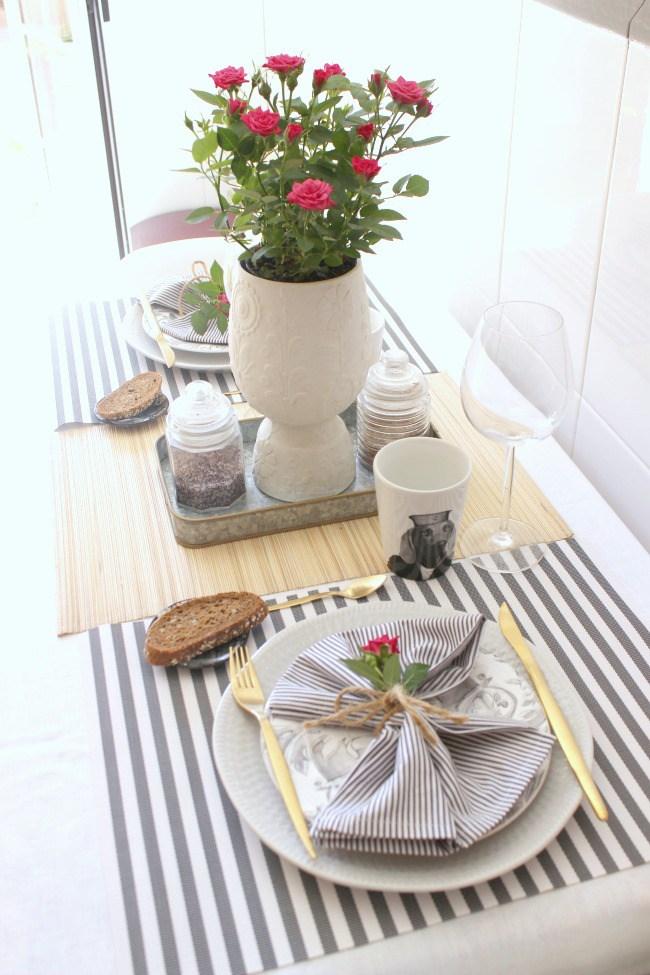 Una mesa para dos llena de rayas