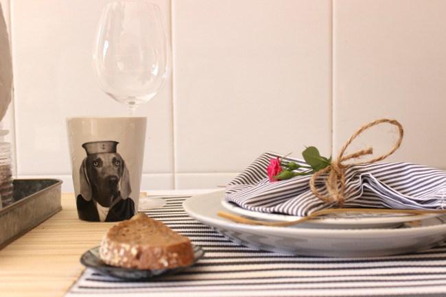 Una mesa para dos llena de rayas