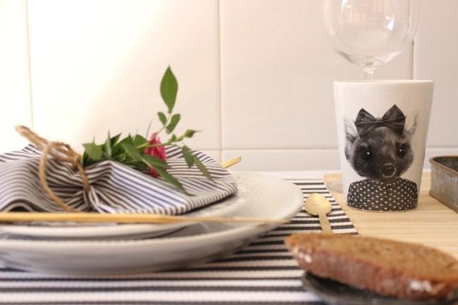 Una mesa para dos llena de rayas