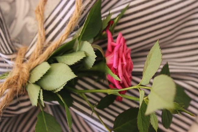 Una mesa para dos llena de rayas