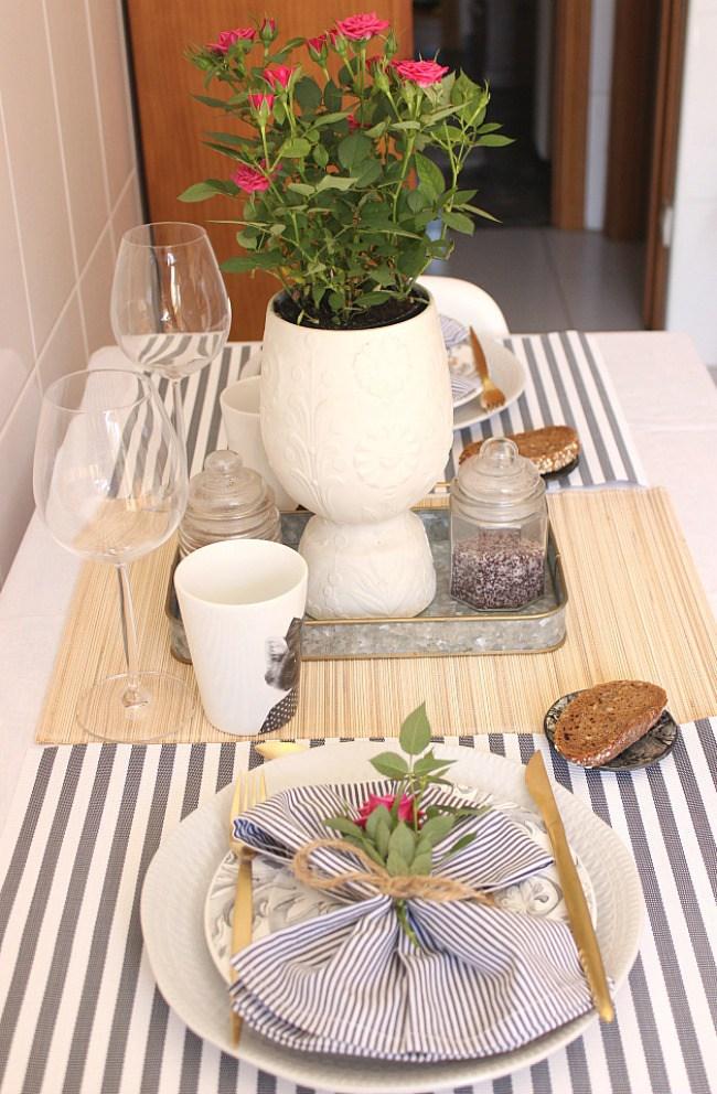 Una mesa para dos llena de rayas