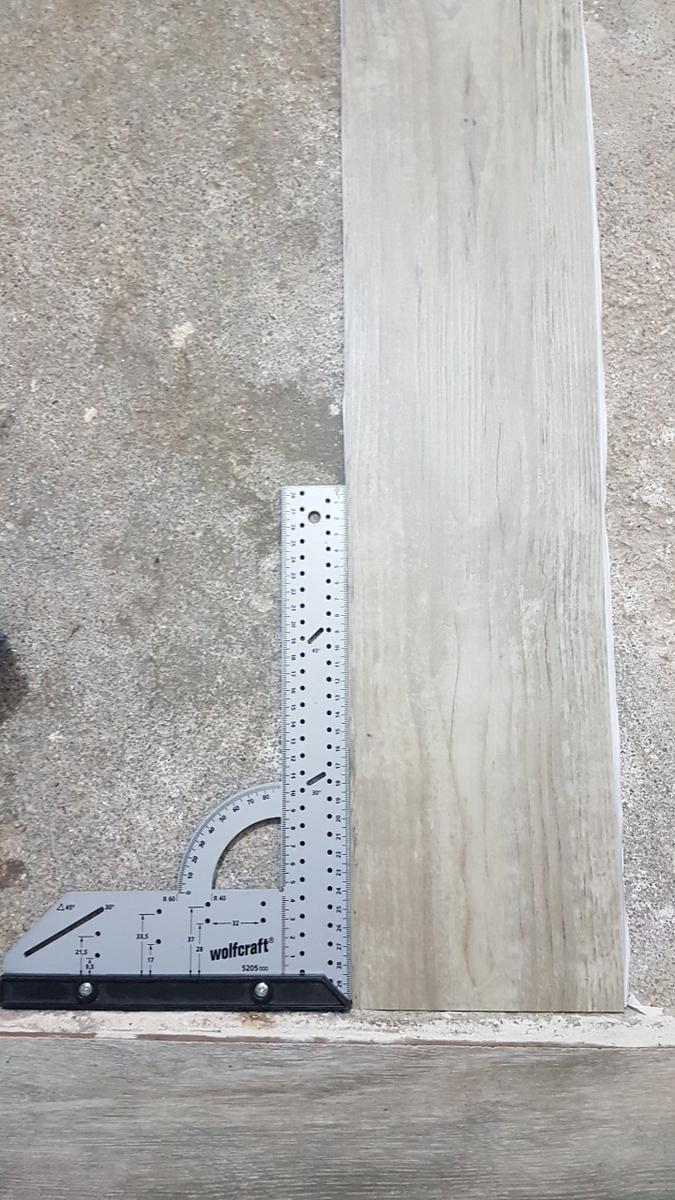 como colocar un suelo de vinilo adhesivo - Paso 2 empezar por el medio con escuadra