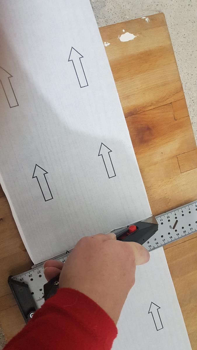 como colocar un suelo de vinilo adhesivo - Pasar el cutter por la línea marcada