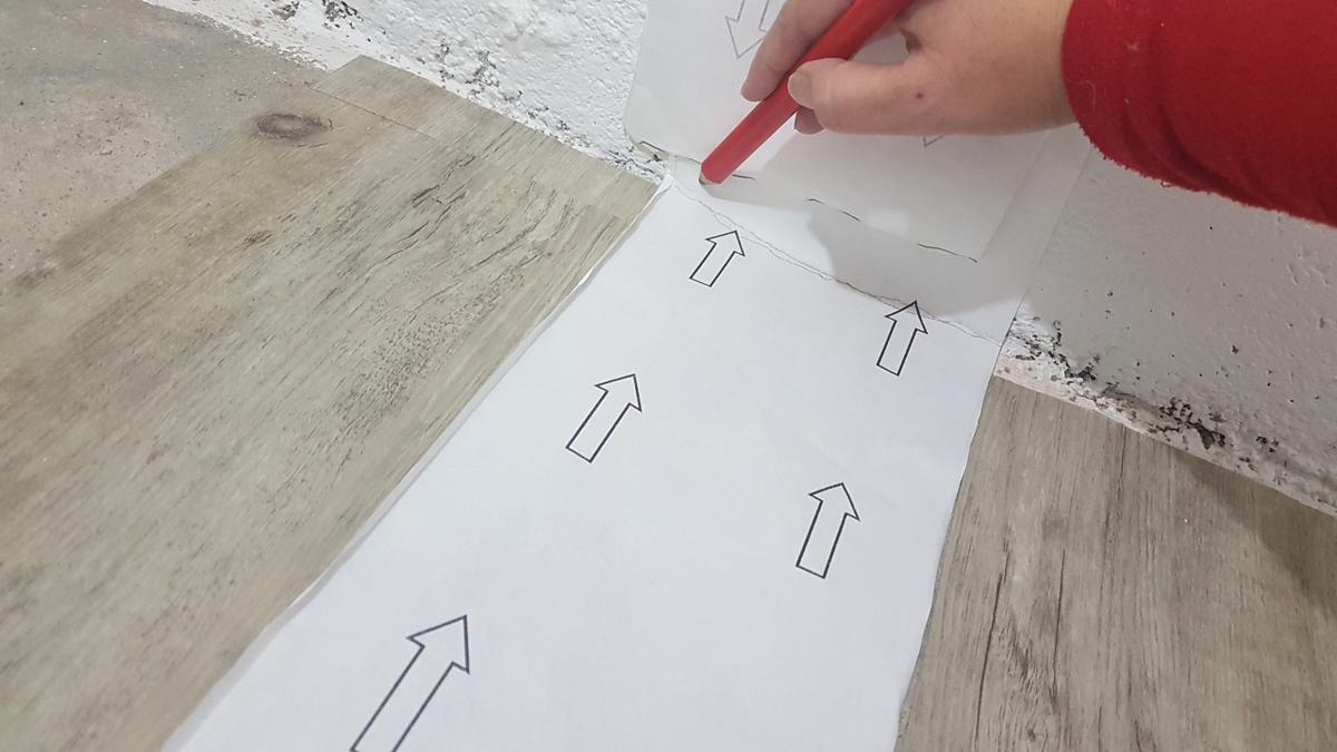 como colocar un suelo de vinilo adhesivo - Marcar en la plantilla el lugar donde cortar