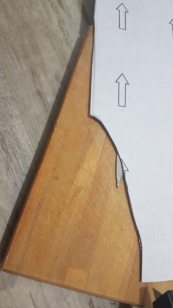 como colocar un suelo de vinilo adhesivo - Se corta con el cutter y la mano el trozo a eliminar