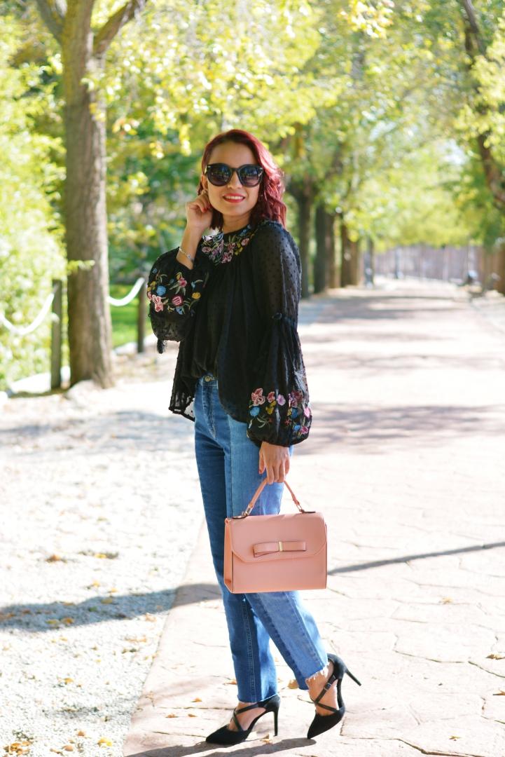 Look con blusa bordada