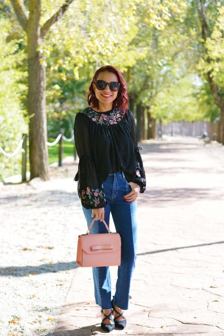 Look casual con blusa bordada