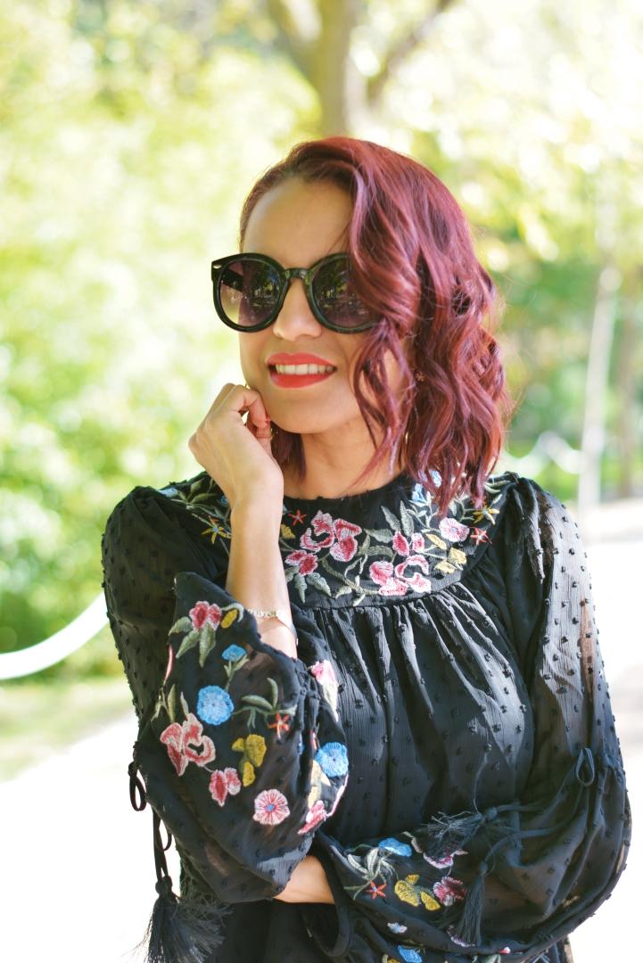 Blusa negra plumeti y bordados flores