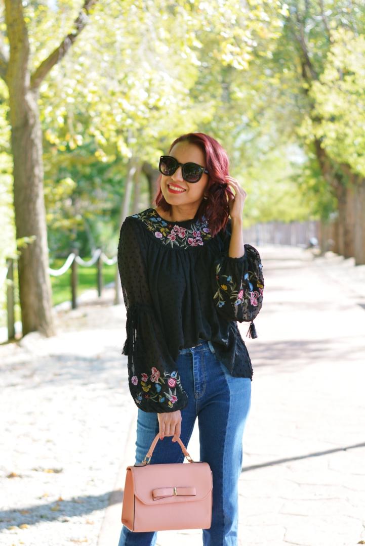 Outfit de otoño con blusa plumeti