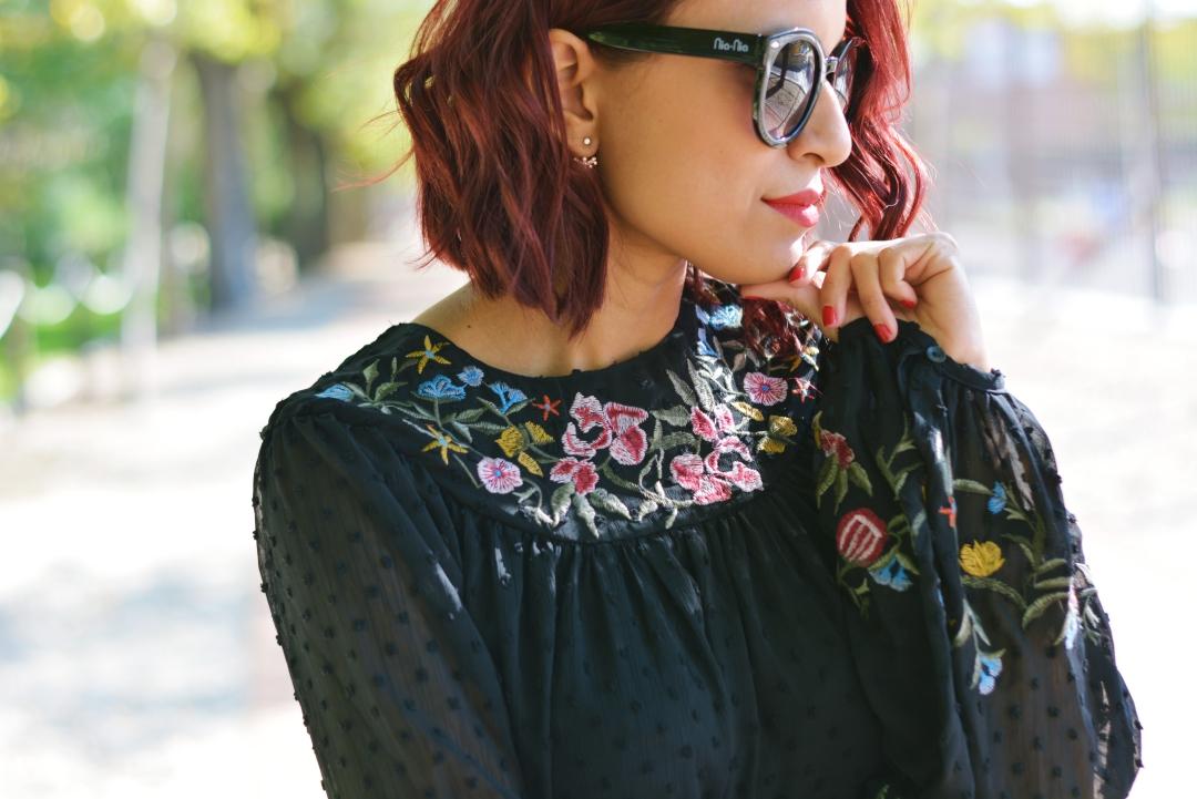 Detalles look casual con blusa bordada